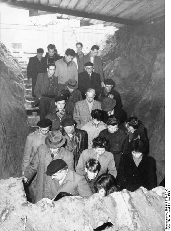 Öffentliche Besichtigung eines amerikanischen Spionagetunnels in Ost-Berlin (3. Mai 1956)